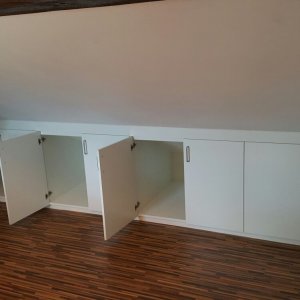 Kniestockschrank